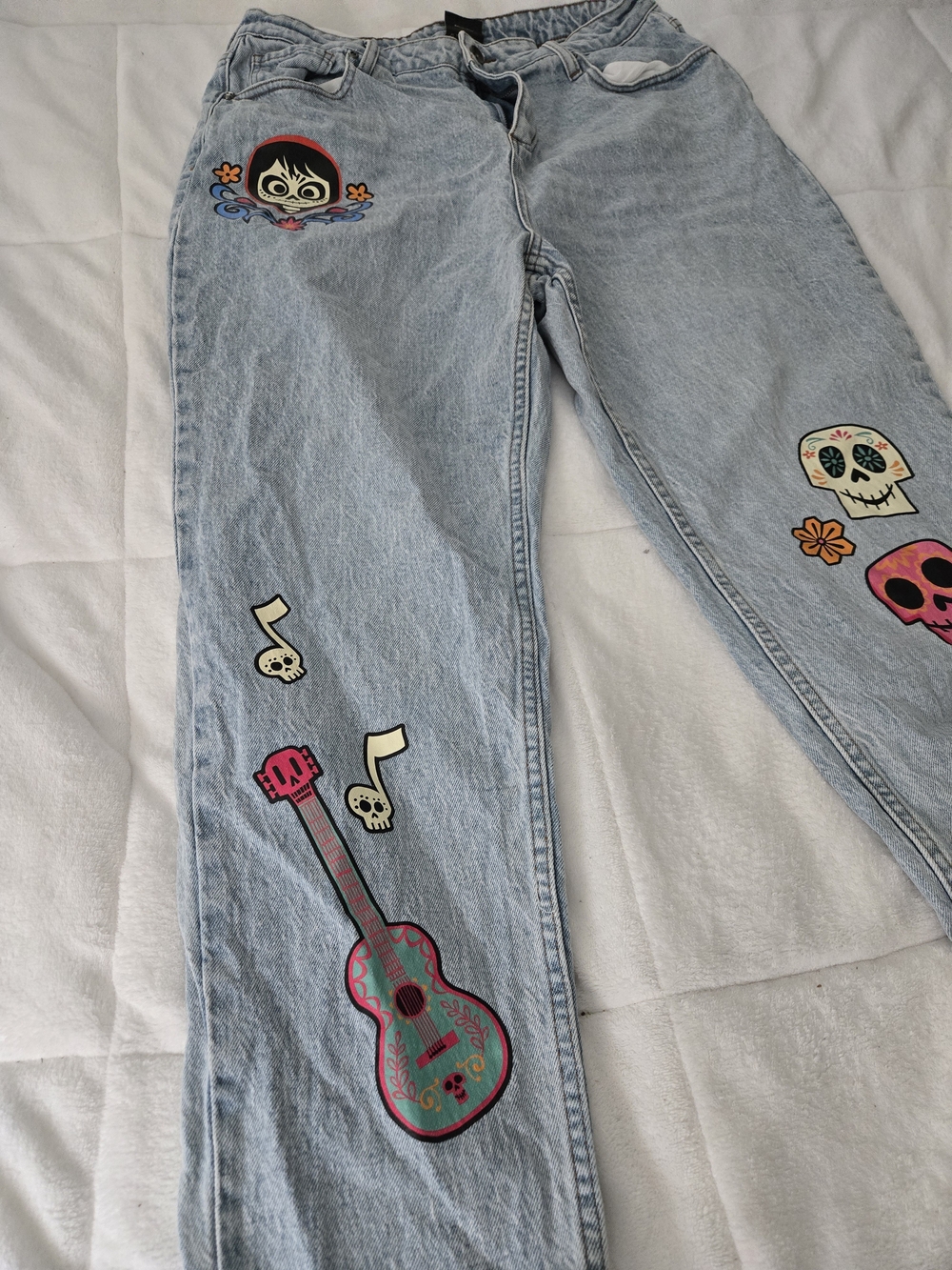 Pixar Coco Women’s Size 15 Light Wash Jeans Skull Guitar Graphic Straight Leg - Picture 2 of 6
